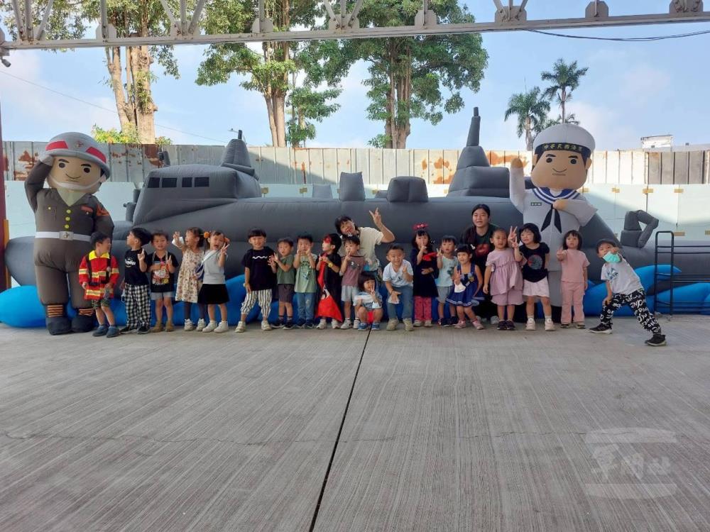 海軍左營後勤支援指揮部與園方一同合影。（左支部提供）