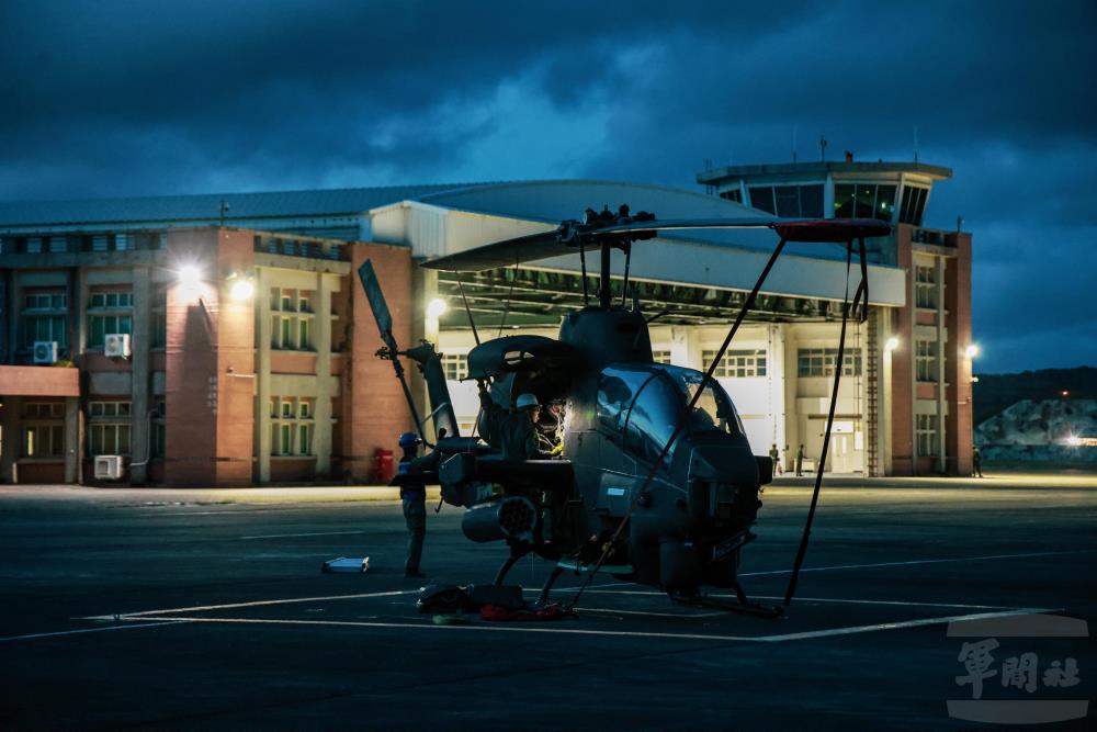 清晨拂曉,官兵機動至停機坪檢查各機組件狀況。(青年日報提供) 清晨拂曉,官兵機動至停機坪檢查各機組件狀況。(青年日報提供)