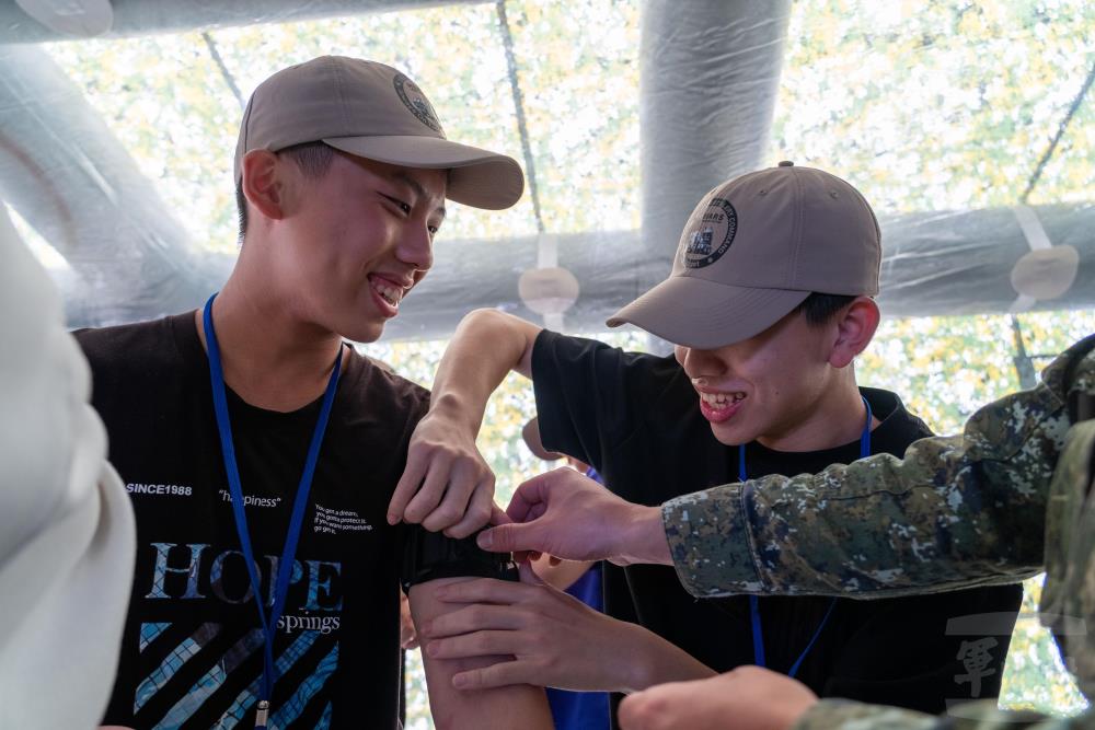 教官指導止血帶使用與傷患搬運技巧。（軍聞社記者吳東昇攝）