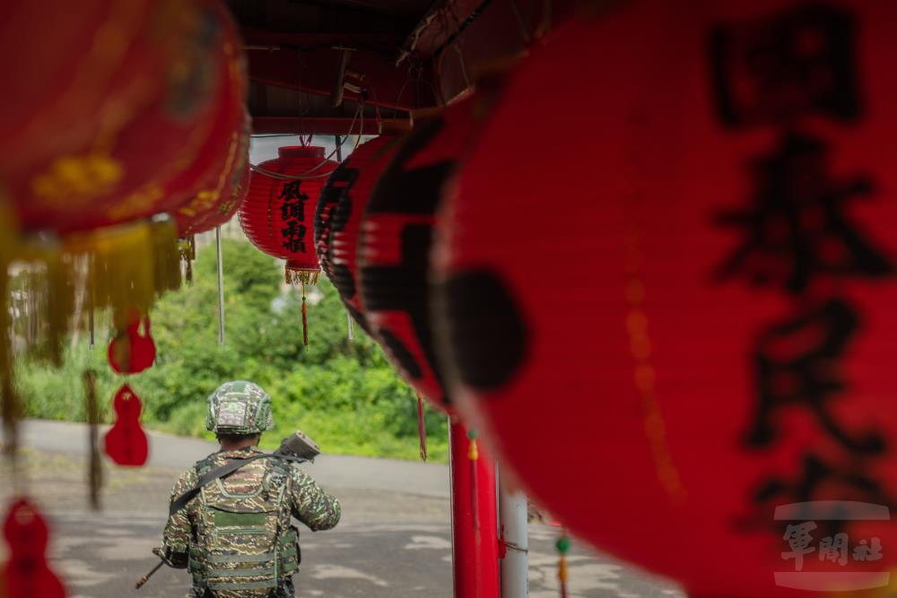 海軍防空警衛群協同實施戒護。（軍聞社記者薛皓文攝）