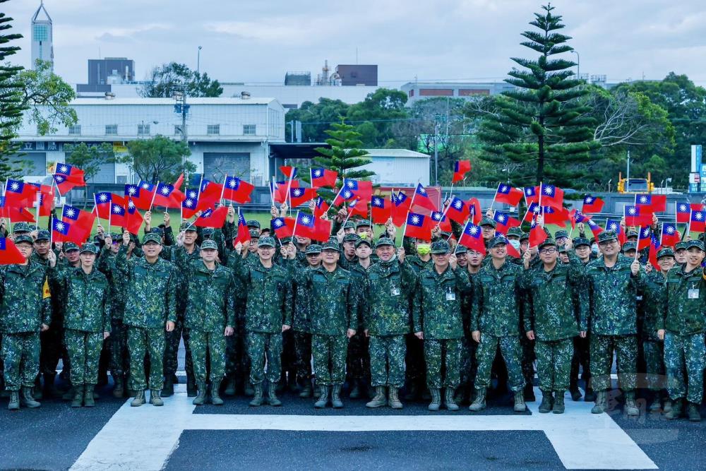 周旅長與參加升旗典禮官兵合影。（584旅提供）