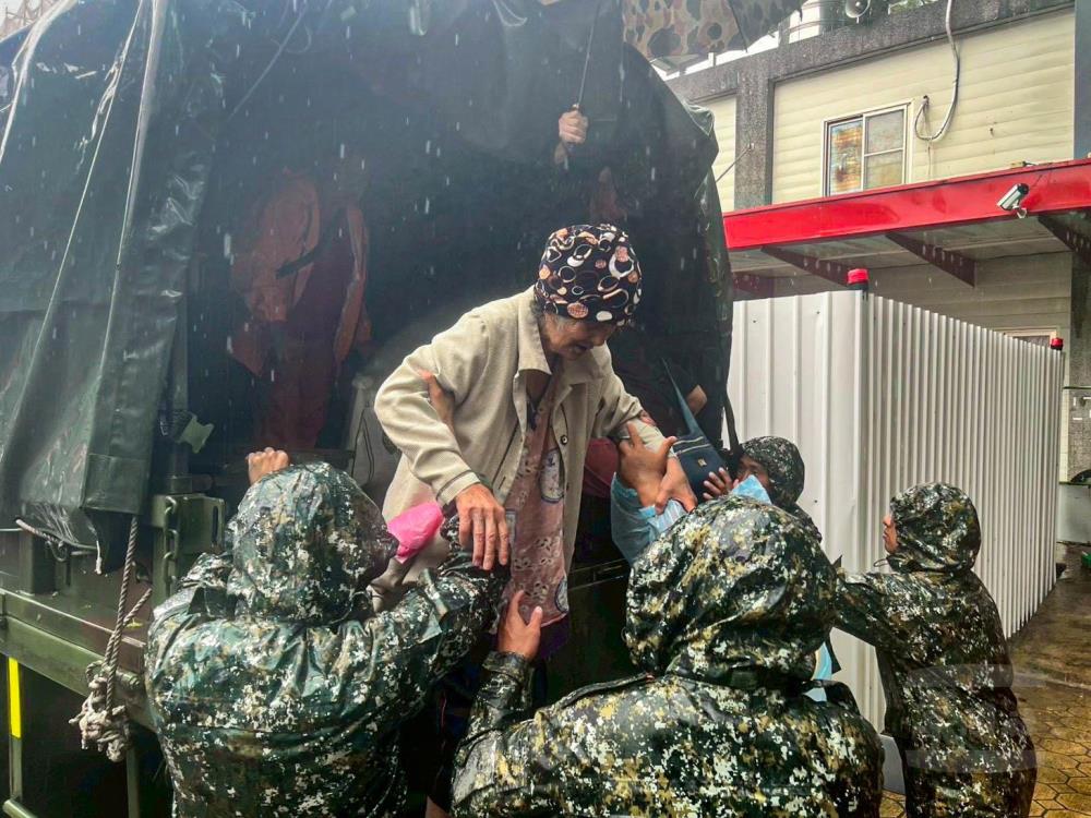第五作戰區協助苗栗潛勢區撤離 守護居民安全 第五作戰區協助苗栗潛勢區撤離 守護居民安全
