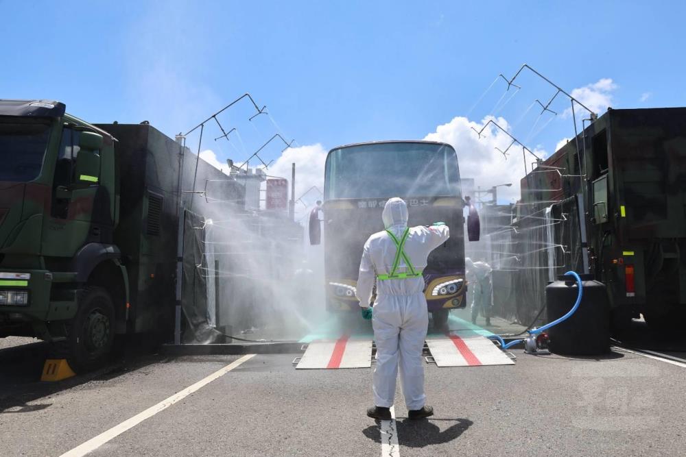 39化學兵群在道路開設車輛、人員消除站與沐浴站。（青年日報提供）