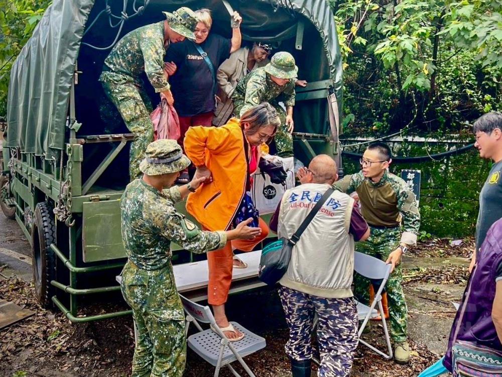 巴威颱風風雨趨緩　第五作戰區協助居民平安返家