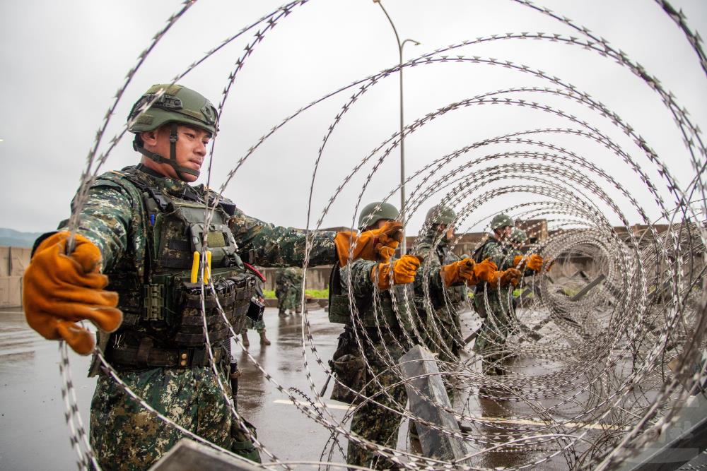陸軍第六軍團53工兵群於重要地區實施阻絕設置。（軍聞社記者王進福攝）
