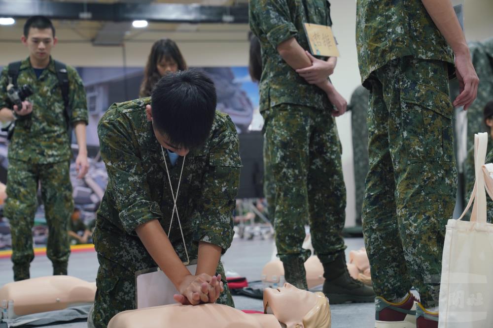 學員實施心肺復甦術練習。（軍聞社記者侯凱議攝）
