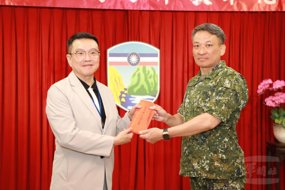 范常務理事致贈馬防部慰問金。（軍友社提供）
