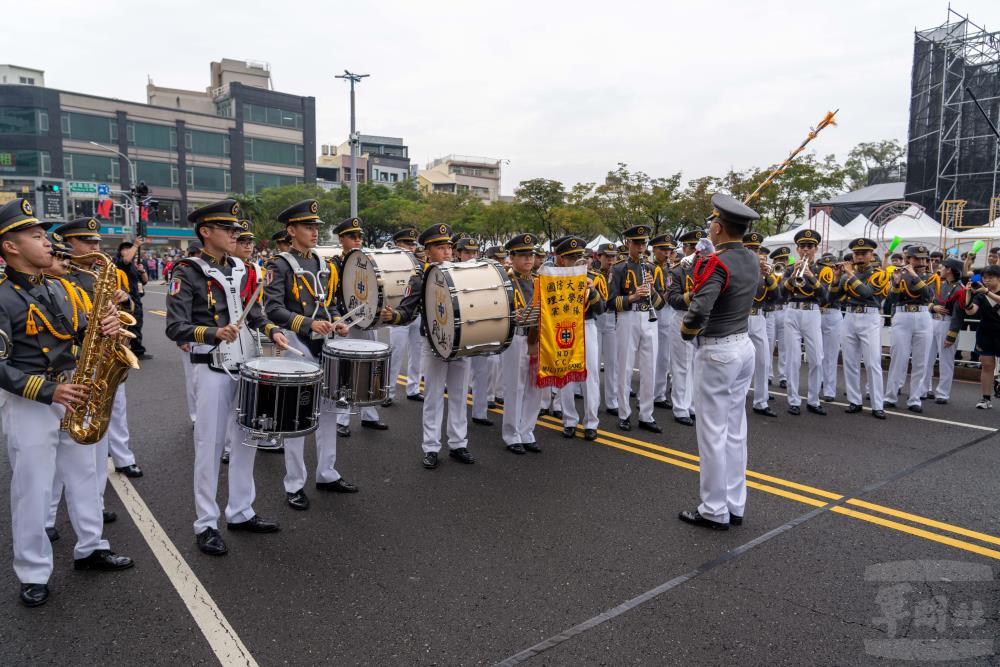國防大學理工學院風嶺樂旗隊呈現理工軍官的多元活力。（軍聞社記者吳冠萱攝） 