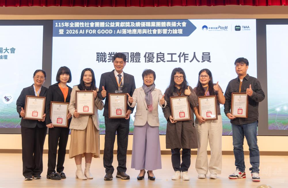 劉部長與獲獎人員合影。（軍聞社記者吳柏融攝）
