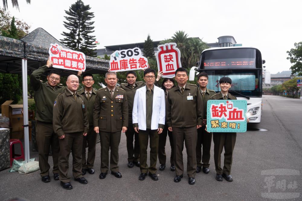 憲指部舉辦「憲在一起來捐血」，鼓勵官兵挽袖捐熱血。（軍聞社記者文仁攝）