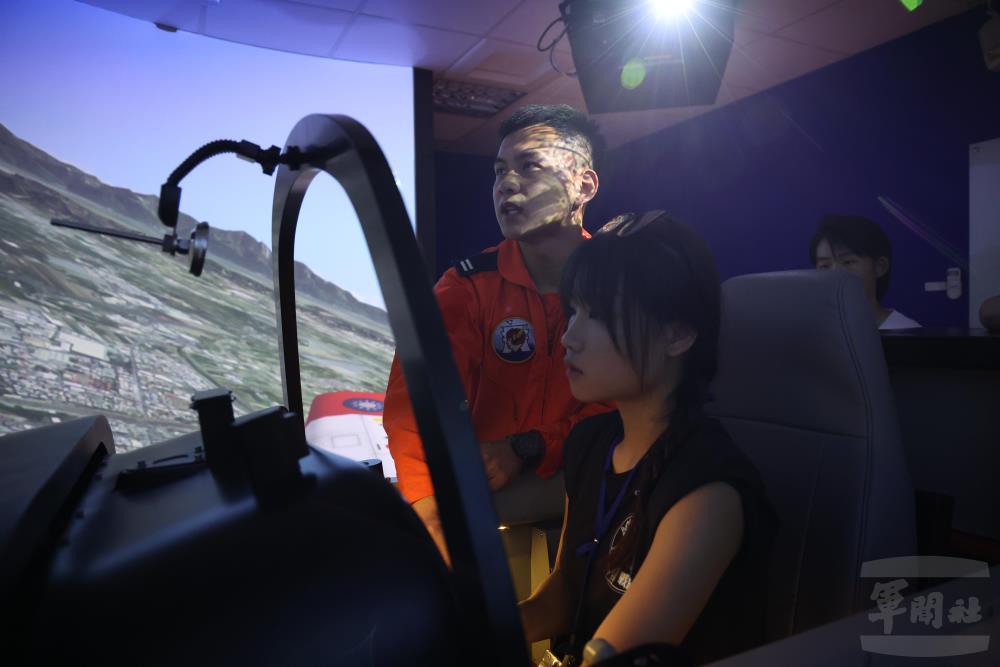 學員實際體驗T-34C教練機模擬機。（軍聞社記者林澤廷攝）