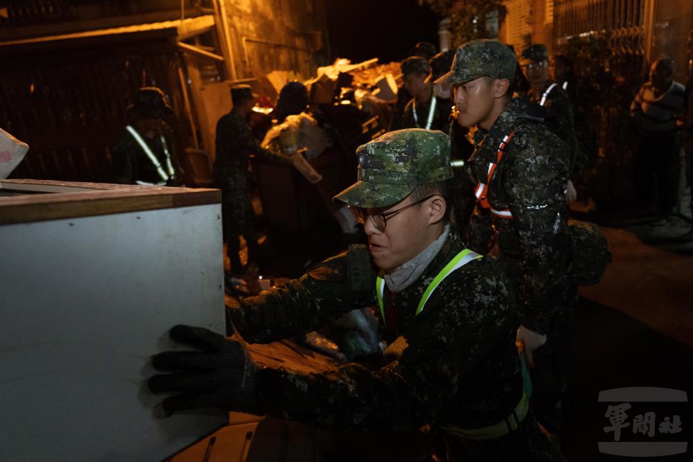 官兵協助搬運大型廢棄物。（軍聞社記者吳東昇攝）