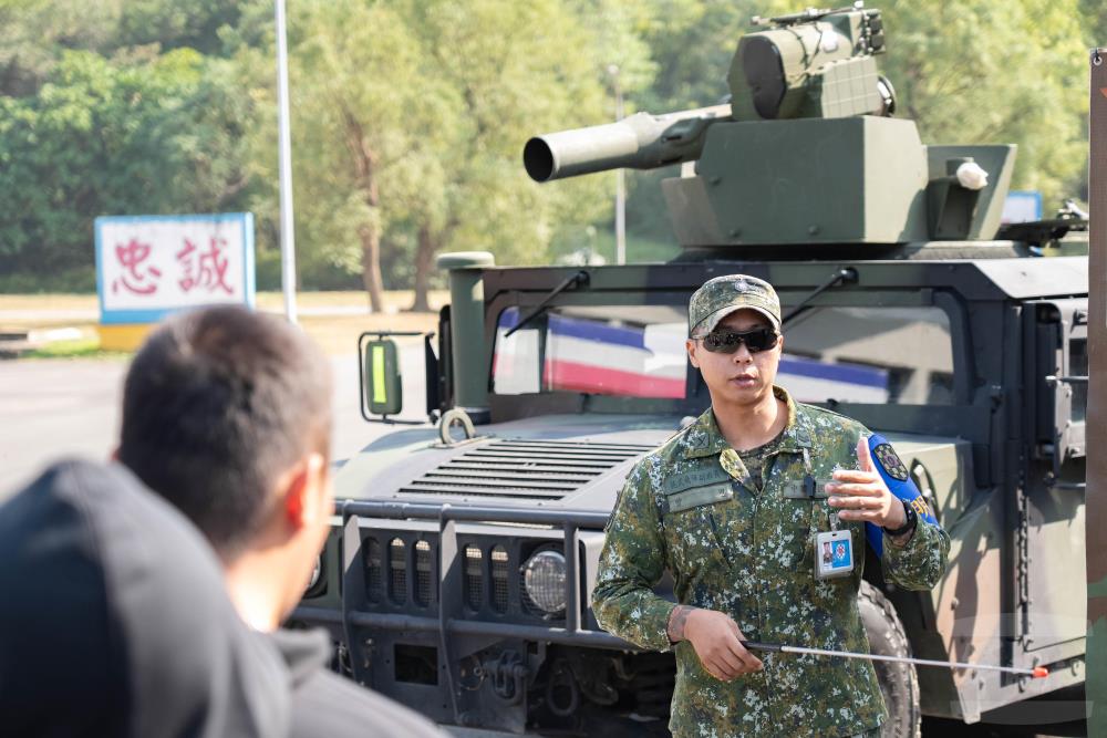 活動安排拖式2B飛彈車等多項裝備介紹。（軍聞社記者林庭暉攝）