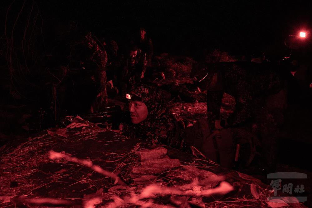 學員就戰鬥位置發起還擊，掩護隊友撤離。（軍聞社記者李恬恬攝）