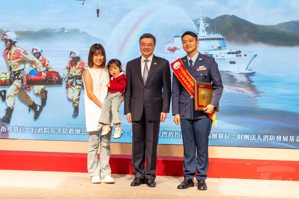 行政院長卓榮泰與蔡上士及眷屬們共同合影。（青年日報提供）