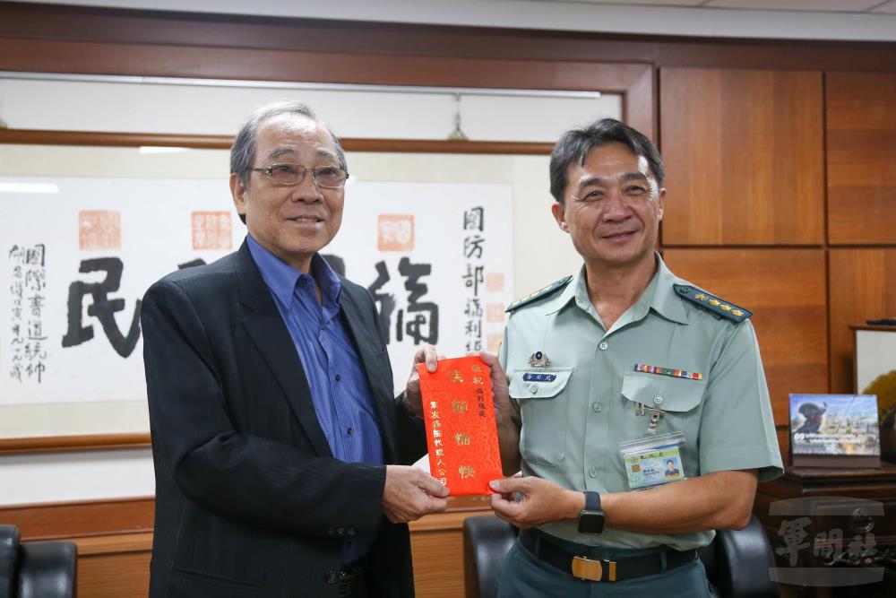 軍友保代總顧問歐復興代表敬軍團致贈慰問金予國防部福利事業管理處，表達對單位同仁辛勞奉獻的感謝與敬意。（軍聞社記者侯凱議攝）