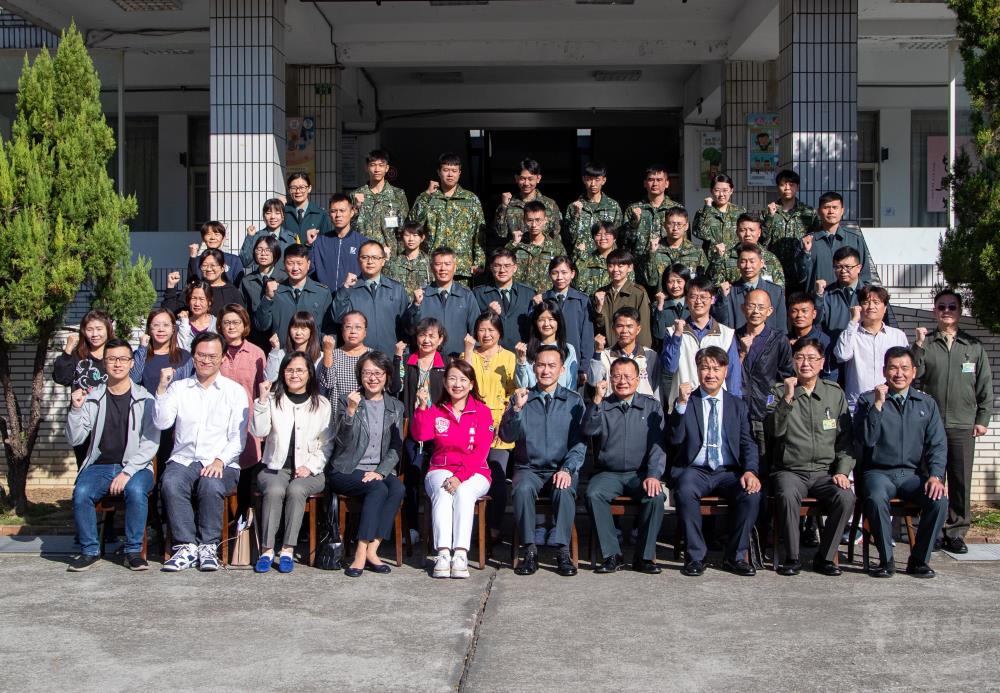 立法院外交及國防委員會羅美玲委員一行8日考察南投縣後備指揮部。（軍聞社記者王進福攝）