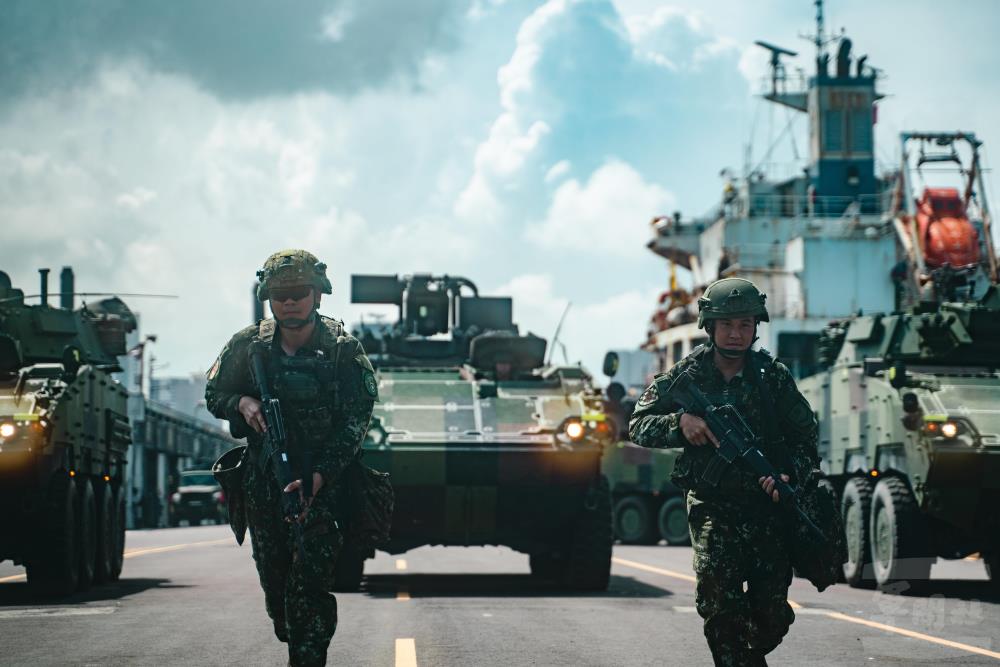 甲車移動至目標區後，官兵進行下車戰鬥。（軍聞社記者林庭暉攝）