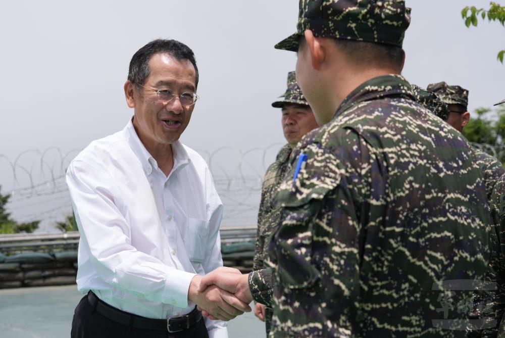顧部長與官兵握手、寒暄。（軍聞社記者呂尚俞攝）