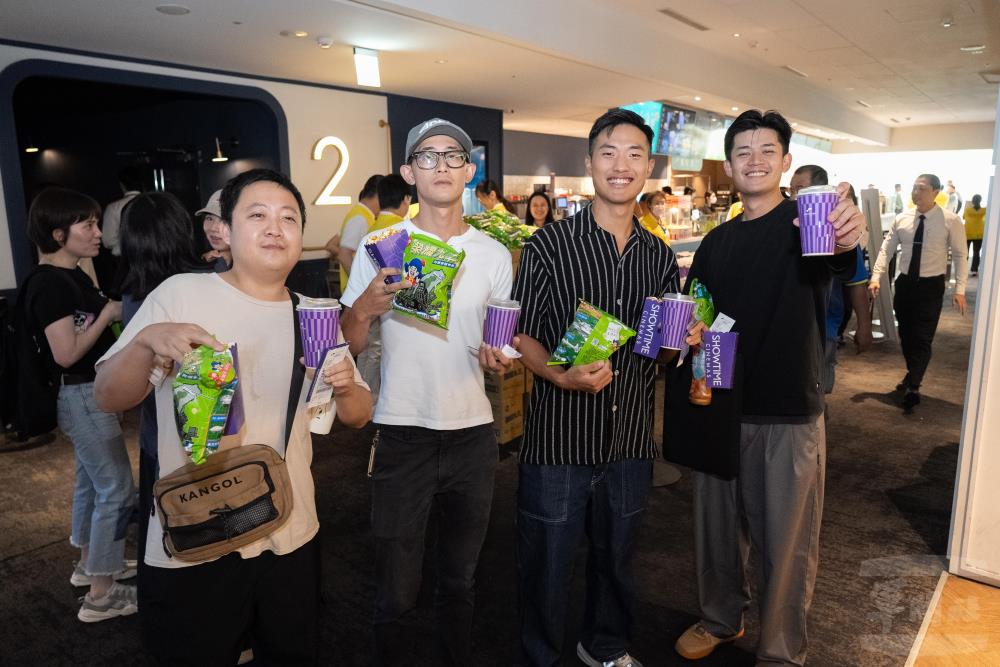 官兵在觀影同時，享用欣欣百貨與秀泰影城提供的點心與餅乾。（軍聞社記者林庭暉攝）