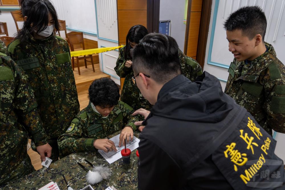 學員們在刑鑑器材介紹中，聽取教官解說憲兵如何運用科學方法協助刑案偵辦。（軍聞社記者吳東昇攝）