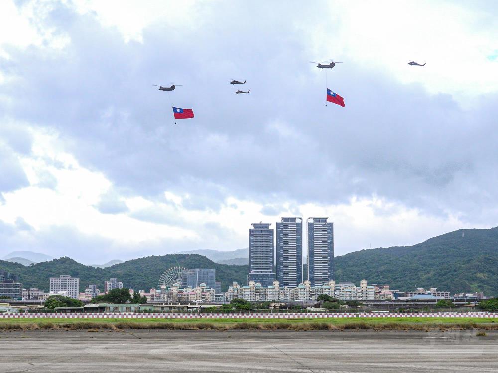 國旗機隊自松山基地起飛前往目標區。（軍聞社記者林恩廷攝）