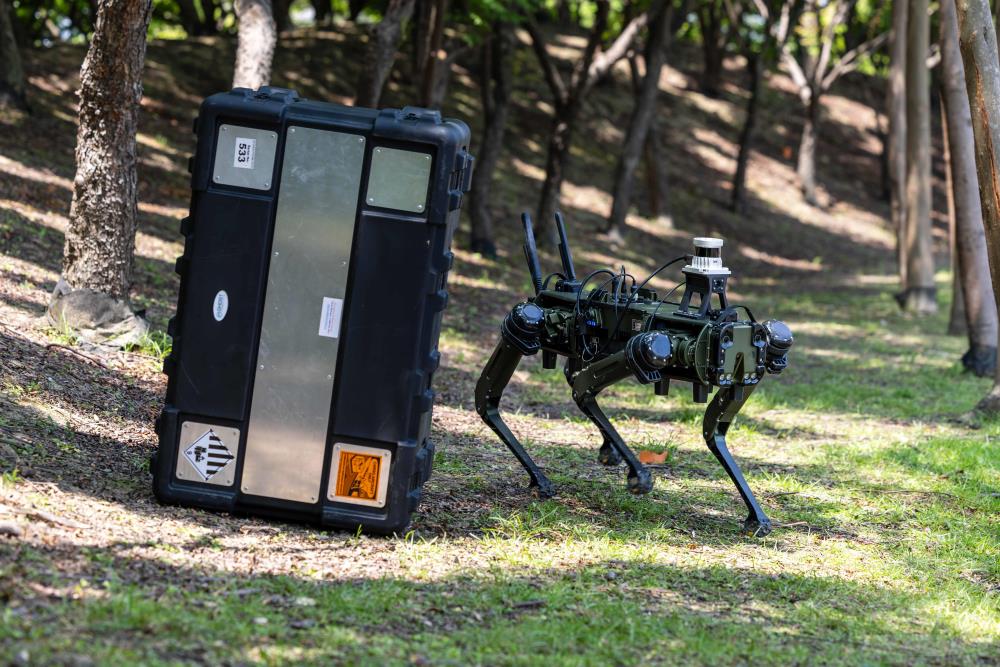 光達型機器狗具備即時避障能力。（軍聞社記者蔡枋澐攝）