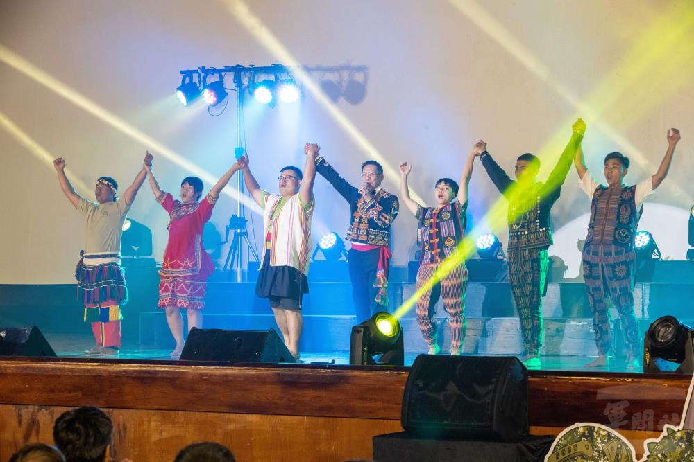 胡待明老師演唱《Cry me a river》。（軍聞社記者卓以立攝）