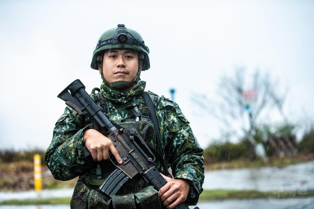 煙幕營煙3連蔡上士帶領所屬官兵順利完成任務。（軍聞社記者王茗生攝）