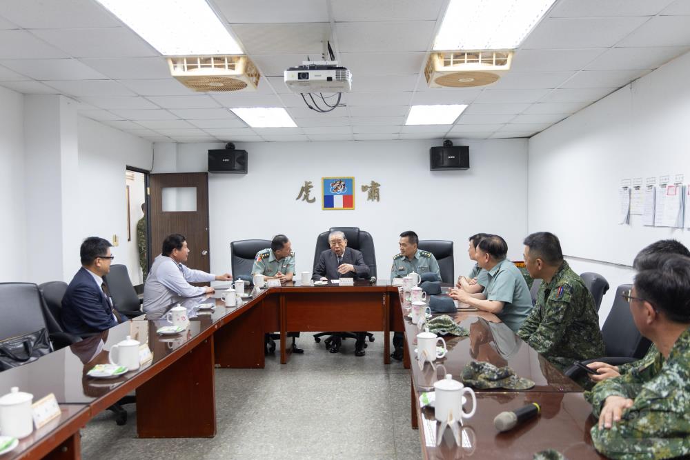 李榮譽理事長關懷官兵，期間更加碼致贈單位慰問品。（軍聞社記者吳柏融攝）