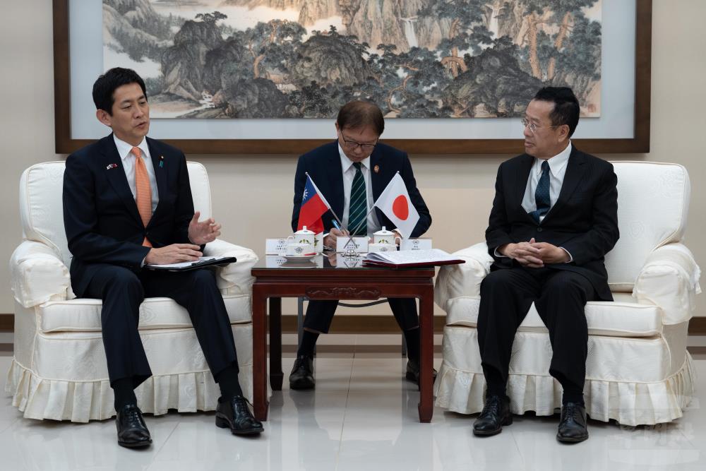 顧部長接見小林議員。(軍聞社記者呂尚俞攝) 顧部長接見小林議員。(軍聞社記者呂尚俞攝)