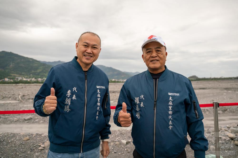 太麻里鄉代表會羅春明（右）代表也到場觀訓支持國軍。（軍聞社記者李恬恬攝）