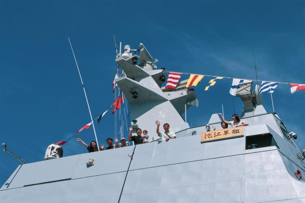 官兵眷屬登艦參訪，近距離見證「國艦國造」成果。（青年日報提供）