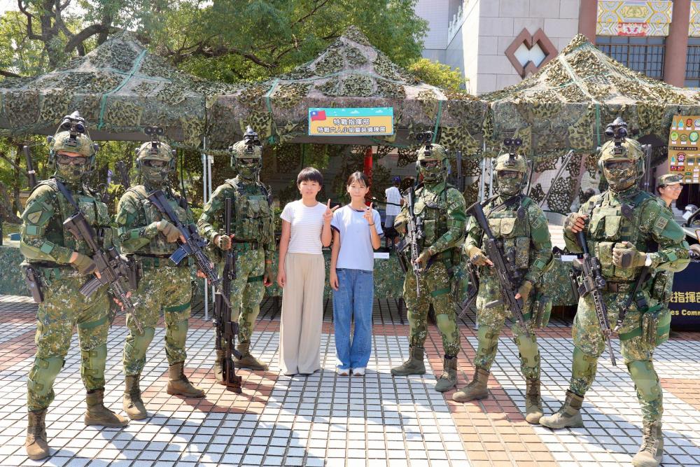 陸軍第十軍團指揮部18日舉辦「全民國防教育走入鄉里」活動，以寓教於樂的方式，讓民眾瞭解國防事務。（陸軍第十軍團提供）