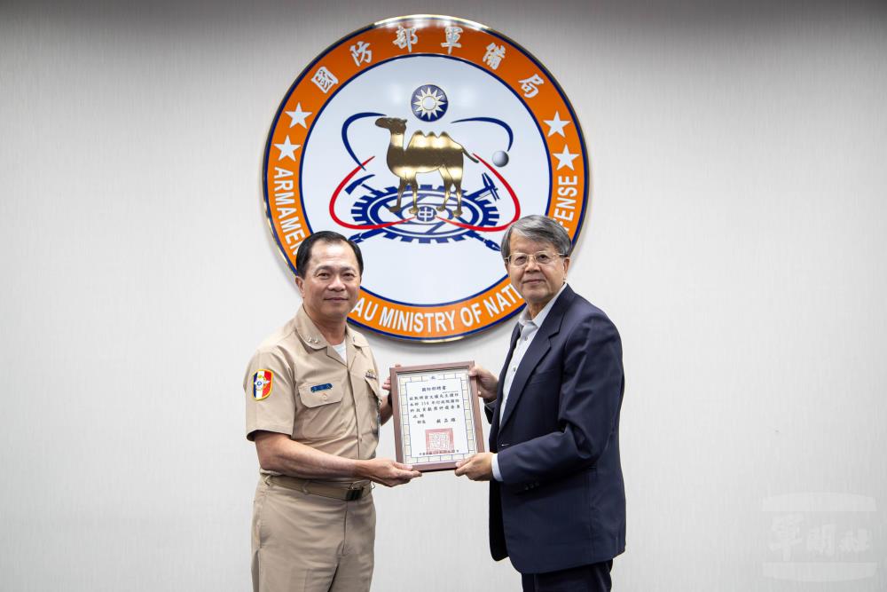 常務次長黃中將頒贈委員聘書。(軍聞社記者尤昱翔攝) 常務次長黃中將頒贈委員聘書。(軍聞社記者尤昱翔攝)