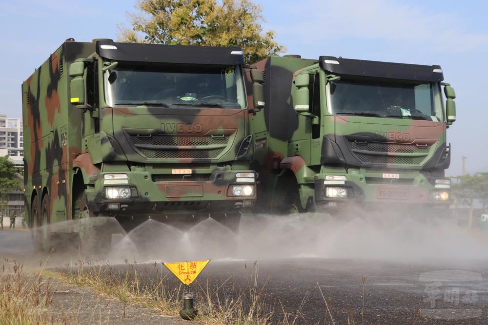 陸軍第39化學兵群偵消營日前實施專精管道合格簽證，重型消毒車模擬進行大面積清消。（第八軍團提供）