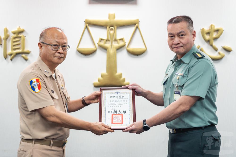 吳常次表揚毒品防制績優單位。（軍聞社記者李恬恬攝）