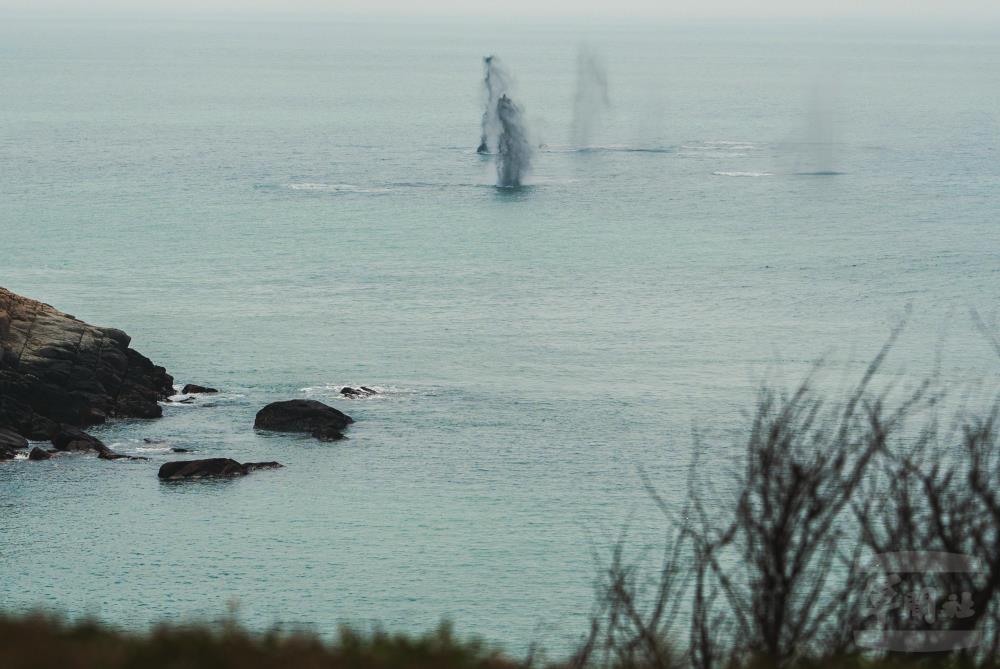 官兵朝目標區實施射擊。（軍聞社記者呂尚俞攝）