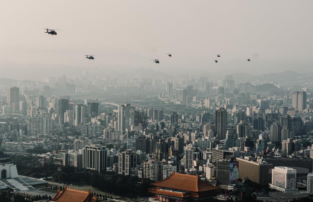 AH-64E、AH-1W、S-70C、UH-60M直升機，組成的旋翼機隊。（軍聞社記者陳軍均攝）