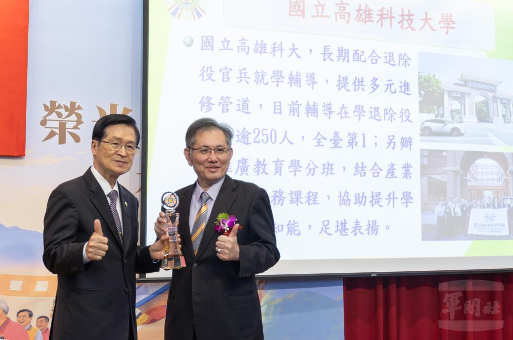 嚴主委頒贈感謝狀予12家企業及學校。（軍聞社記者吳柏融攝）