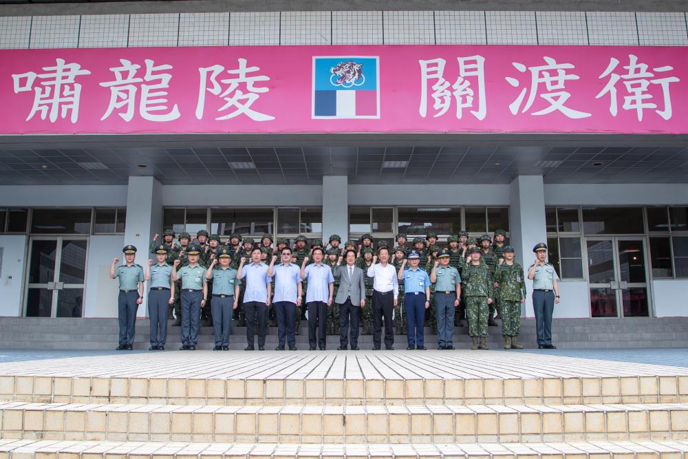 賴總統與關指部官兵合影。（軍聞社記者王進福攝）
