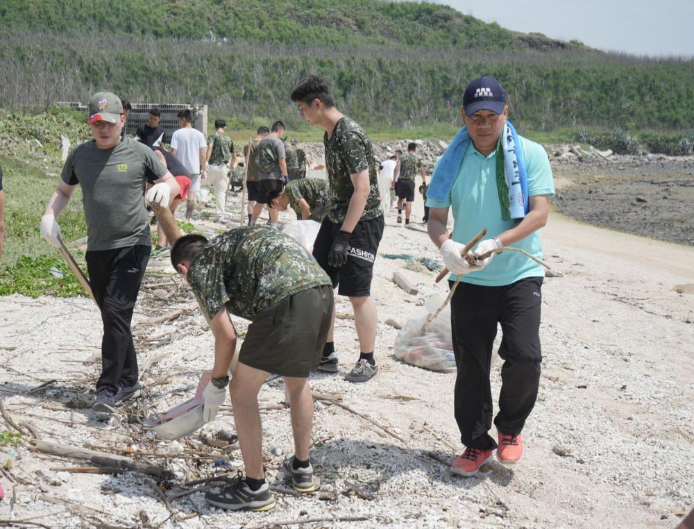 官兵們齊心協力清理各類海洋廢棄物。（陸軍澎湖防衛指揮部提供）
