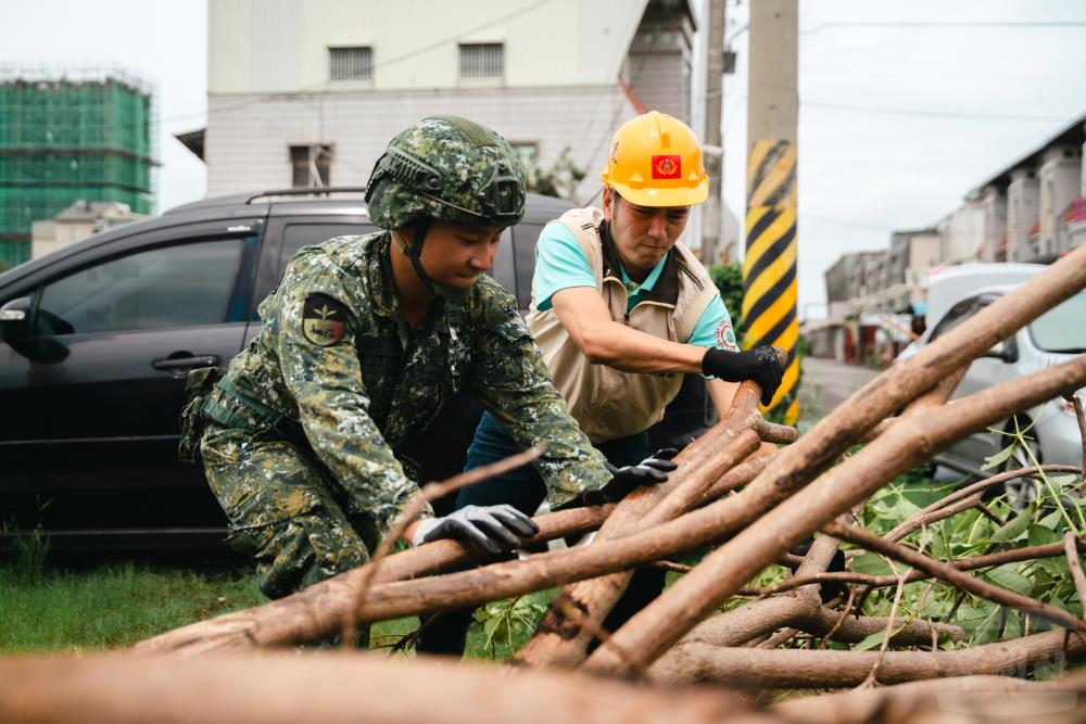 官兵協力清除路樹。（軍聞社記者林庭暉攝）
