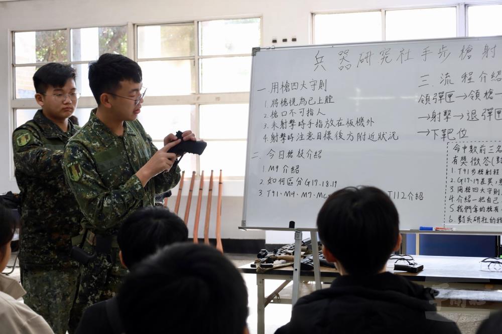 在「兵器研究」課程中，講解武器作動流程。（理工學院提供）