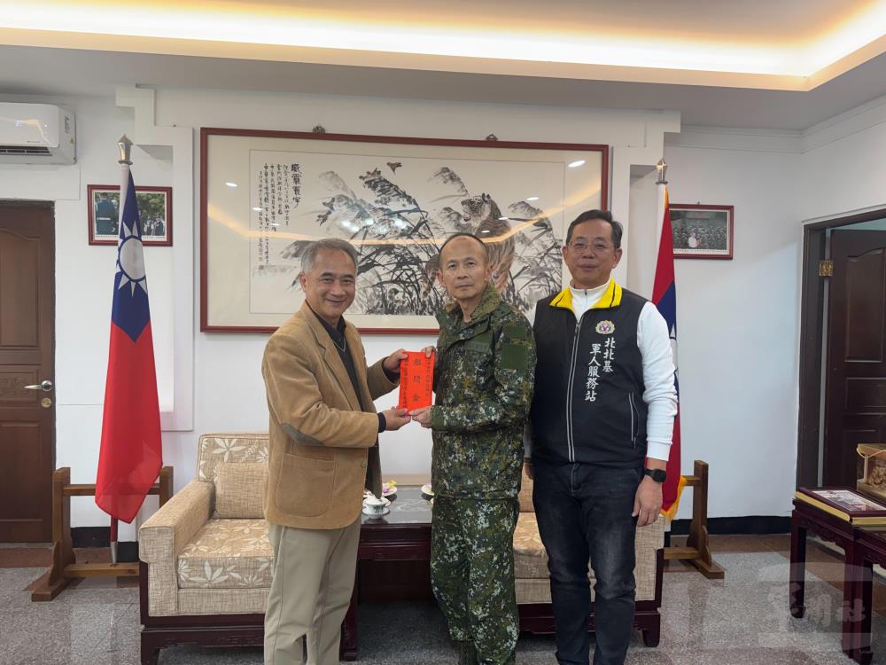 何協理頒贈慰問金。（新北市軍人服務站提供）