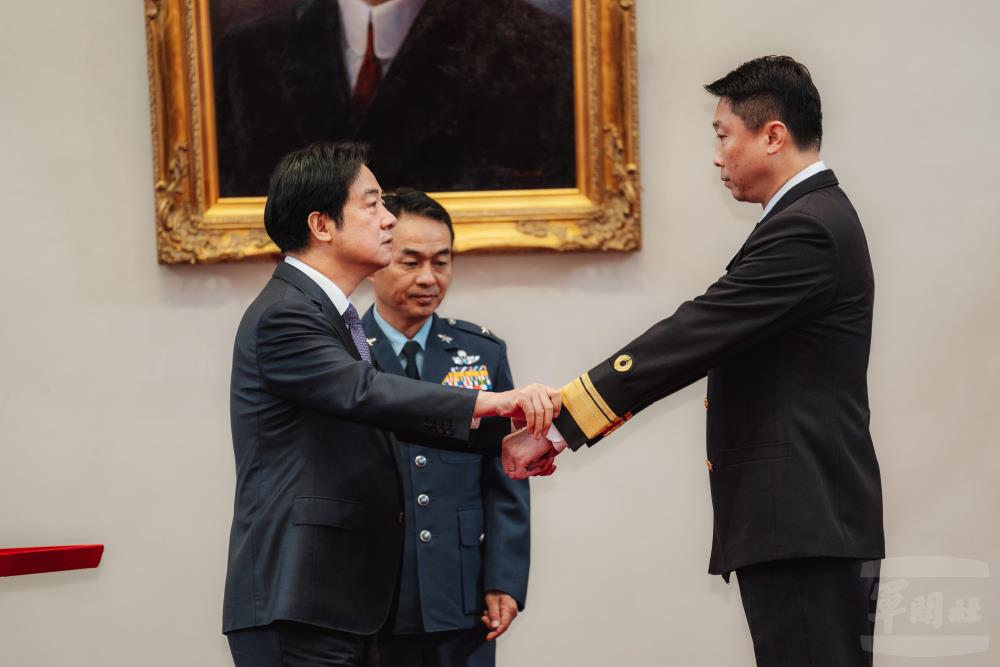賴總統為朱中將授階。（軍聞社記者陳彥樺攝）