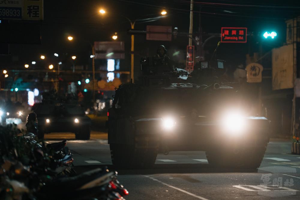 M1A2T戰車偕同各式主戰裝備，依戰術隊形機動前往新竹地區執行重要目標防護演練。（軍聞社記者陳彥樺攝）