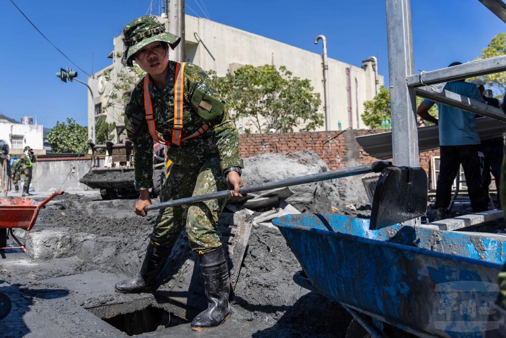溫暖的力量穿梭巷弄，協助居民清理家園。（軍聞社記者蔡枋澐攝）