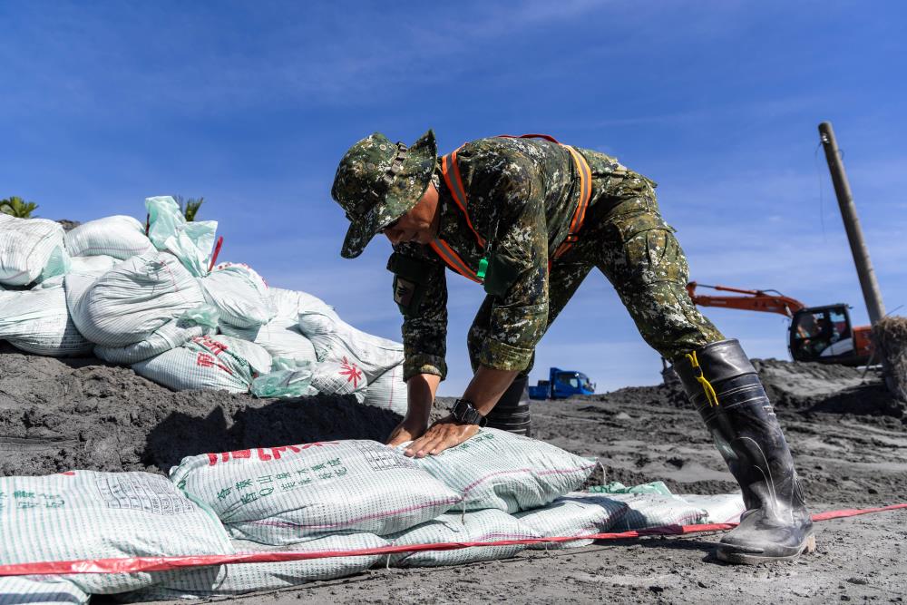 強化兩側斜坡防護，防止泥砂再度崩落。（軍聞社記者蔡枋澐攝）