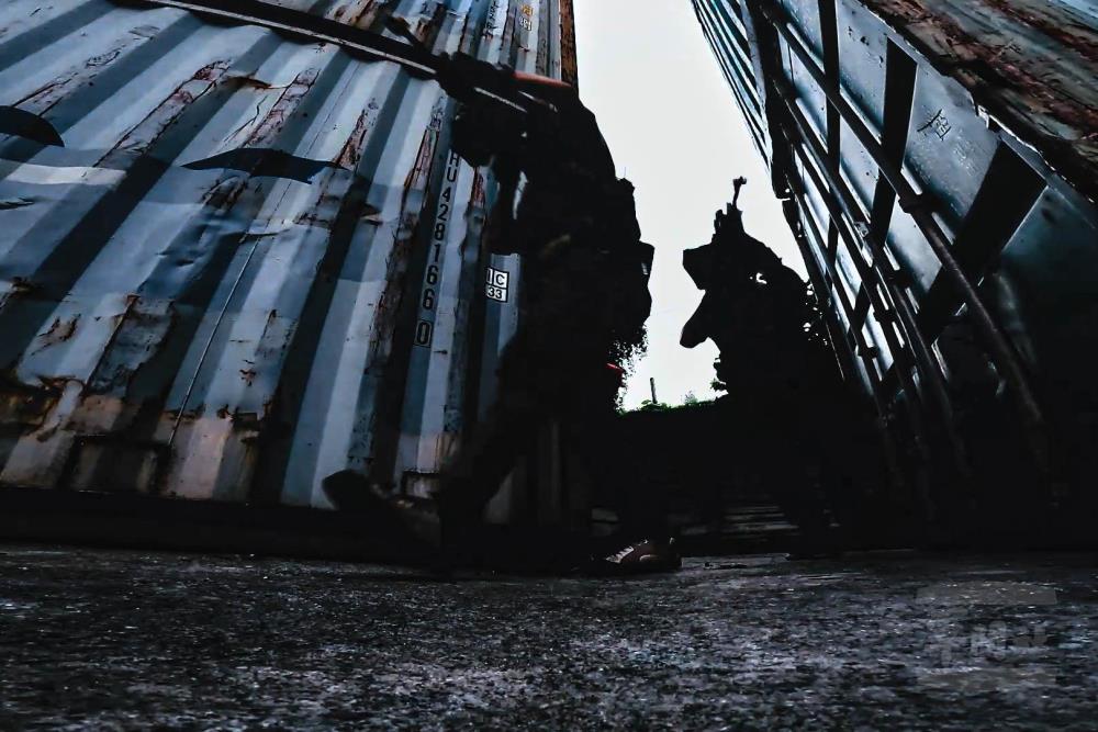 官兵自目標區外圍多點突入，採交互掩護、主動先制方式襲擾敵軍。（軍聞社記者尤昱翔攝）